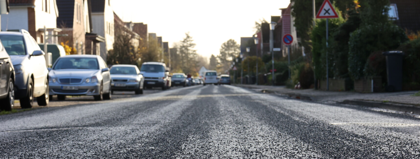 Foto einer Straße mit parkenden PKW´s